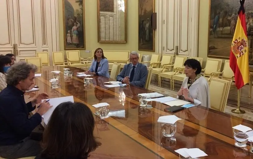 Fernando Sim&oacute;n (a la izquierda de la imagen) y la ministra de Educaci&oacute;n, Isabel Cela&aacute; (a la derecha) durante la reuni&oacute;n que han mantenido este lunes.