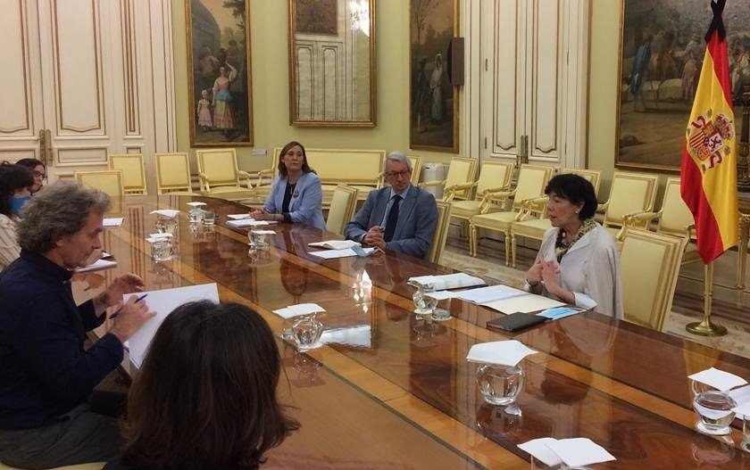 Fernando Simón (a la izquierda de la imagen) y la ministra de Educación, Isabel Celaá (a la derecha) durante la reunión que han mantenido este lunes.