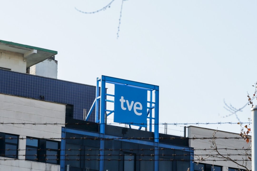Logotipo de Televisión Española en la sede de RTVE en Prado del Rey, Madrid (España).