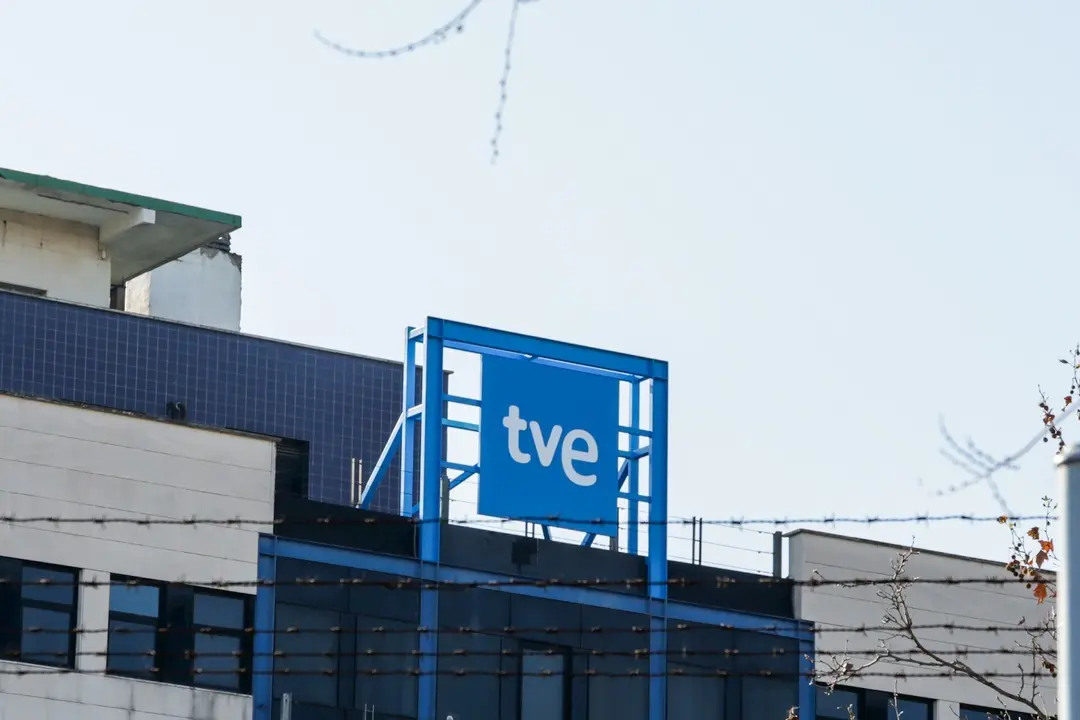 Logotipo de Televisi&oacute;n Espa&ntilde;ola en la sede de RTVE en Prado del Rey, Madrid (Espa&ntilde;a).