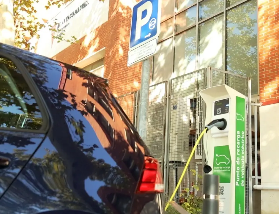 Punto de recarga p&uacute;blico para veh&iacute;culos el&eacute;ctricos.