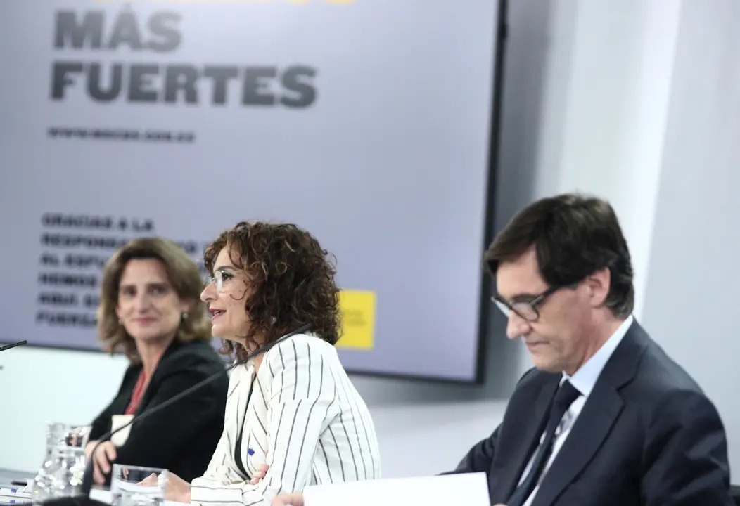 (I-D) Comparecencia en rueda de prensa posterior al Consejo de Ministros en Moncloa de la vicepresidenta para la Transici&oacute;n Ecol&oacute;gica, Teresa Ribera; la ministra portavoz y de Hacienda, Mar&iacute;a Jes&uacute;s Montero; y el ministro de Sanidad, Salvador Illa, para in
