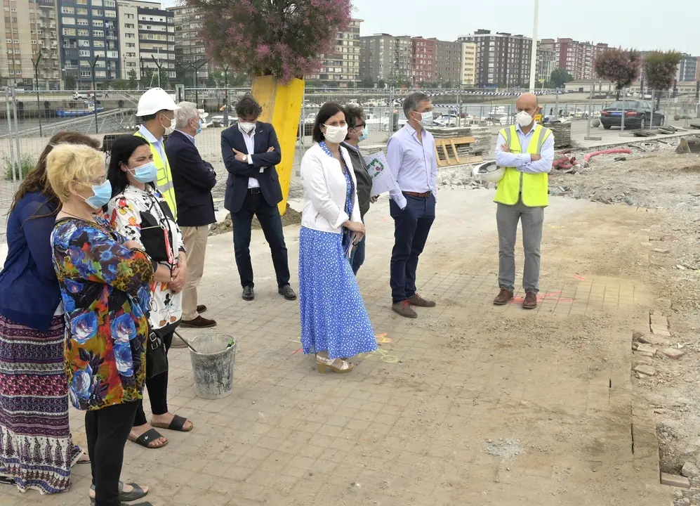 Gema Igual visita las obras de mejora en una zona del barrio Pesquero