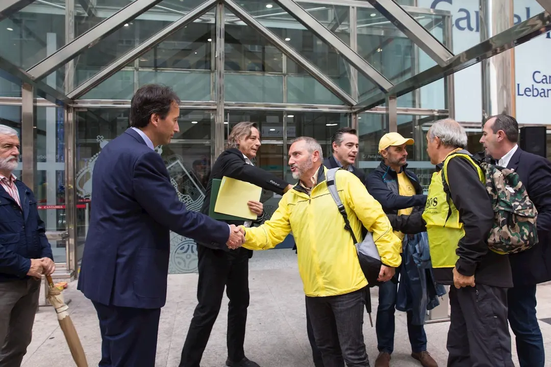 Gochicoa saluda al portavoz de Ama en presencia de afectados por derribos