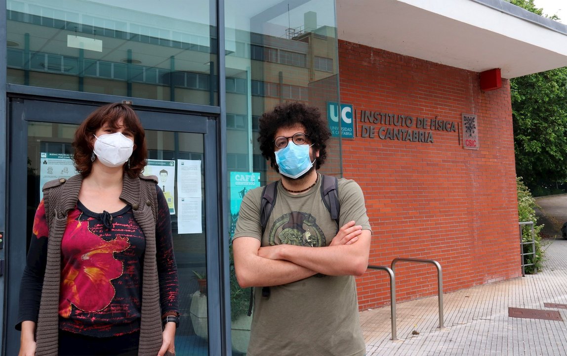 Los investigadores del Instituto de Física de Cantabria Pablo Martínez Ruiz del Árbol y Lara Lloret Iglesias