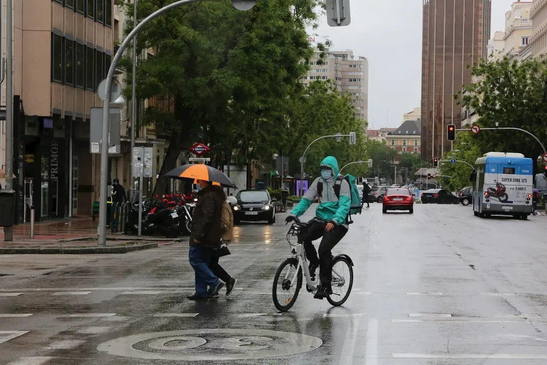 Un ciclista en Madrid en un d&iacute;a de lluvia