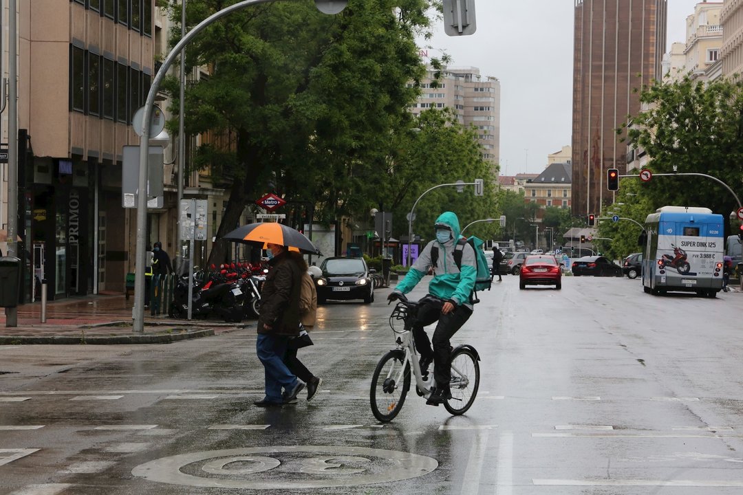 Un ciclista en Madrid en un día de lluvia