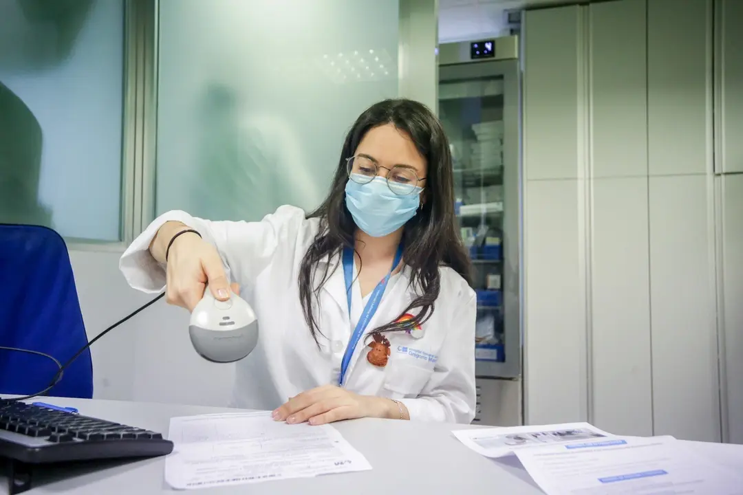 Una farmac&eacute;utica lee el c&oacute;digo de barras de una receta. Archivo