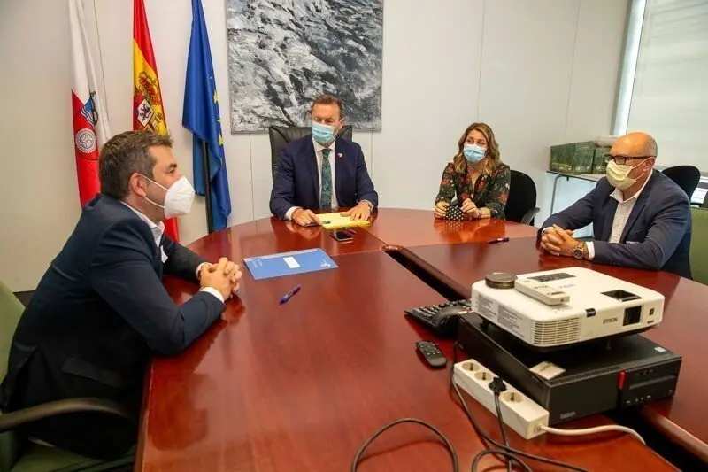 El consejero de Desarrollo Rural, Guillermo Blanco, en la firma de convenios