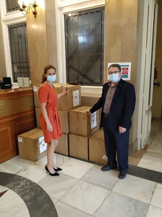 La delegada del Gobierno en Cantabria, Ainoa Quiñones, entrega las mascarillas del Ministerio de Sanidad