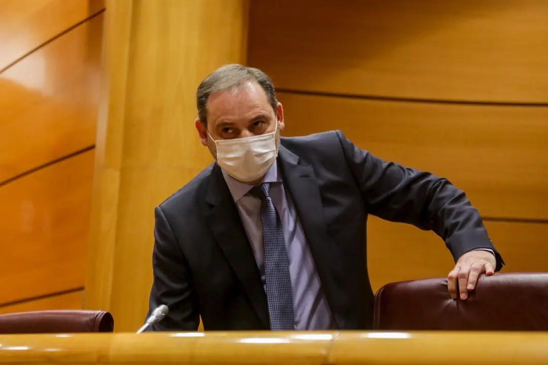 El ministro de Transportes, Movilidad y Agenda Urbana, Jos&eacute; Luis &Aacute;balos, protegido con mascarilla minutos antes de su comparecencia en el Senado este mi&eacute;rcoles.