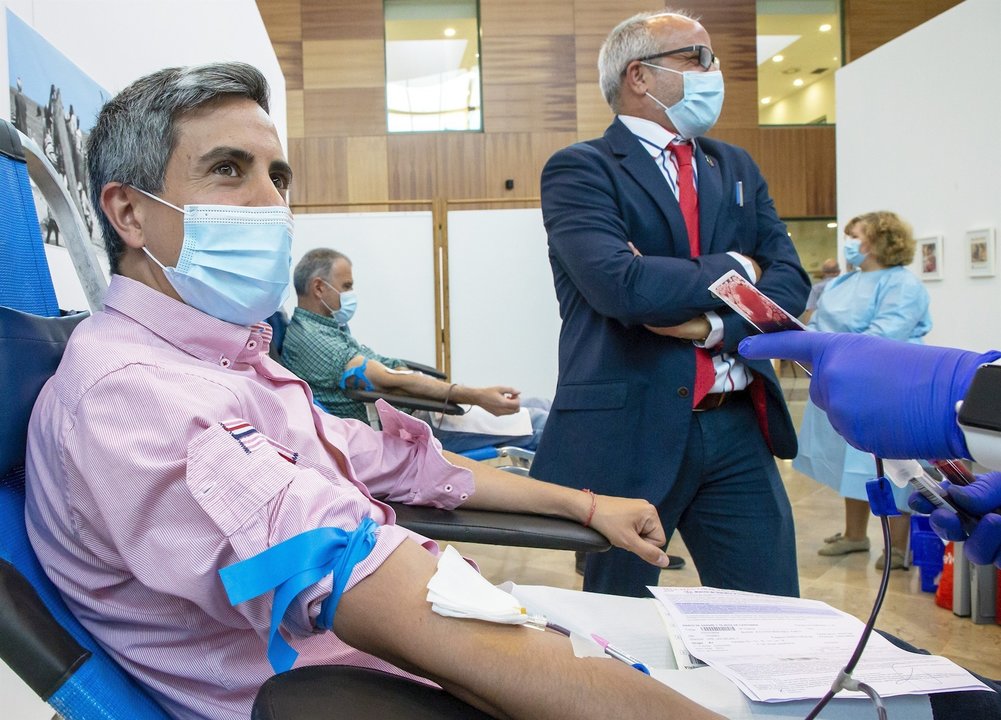 Pablo Zuloaga, vicepresidente cántabro, dona sangre en presencia del consejero de Sanidad, Miguel Rodríguez
