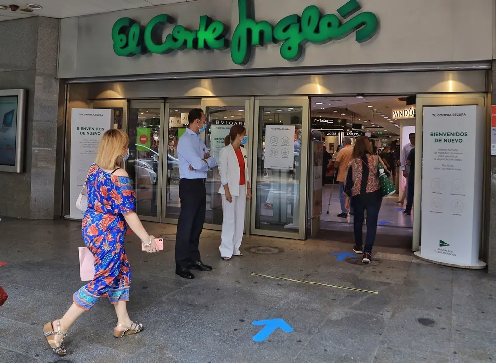 Varias personas entran en un Corte Ingl&eacute;s de Valencia respetando la distancia de seguridad en el primer d&iacute;a de la Fase 2 de desescalada, cuando se reanuda su actividad y se reabren los centros comerciales mayores de 400 metros.