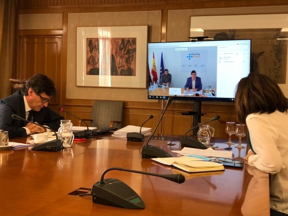El ministro de Sanidad, Salvador Illa, se reúne por videoconferencia con el consejero de Murcia