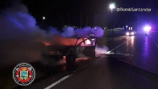 El coche incendiado en Bezana