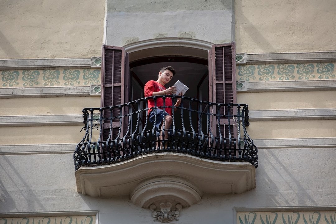 Lector en el balcón durante la Diada de Sant Jordi