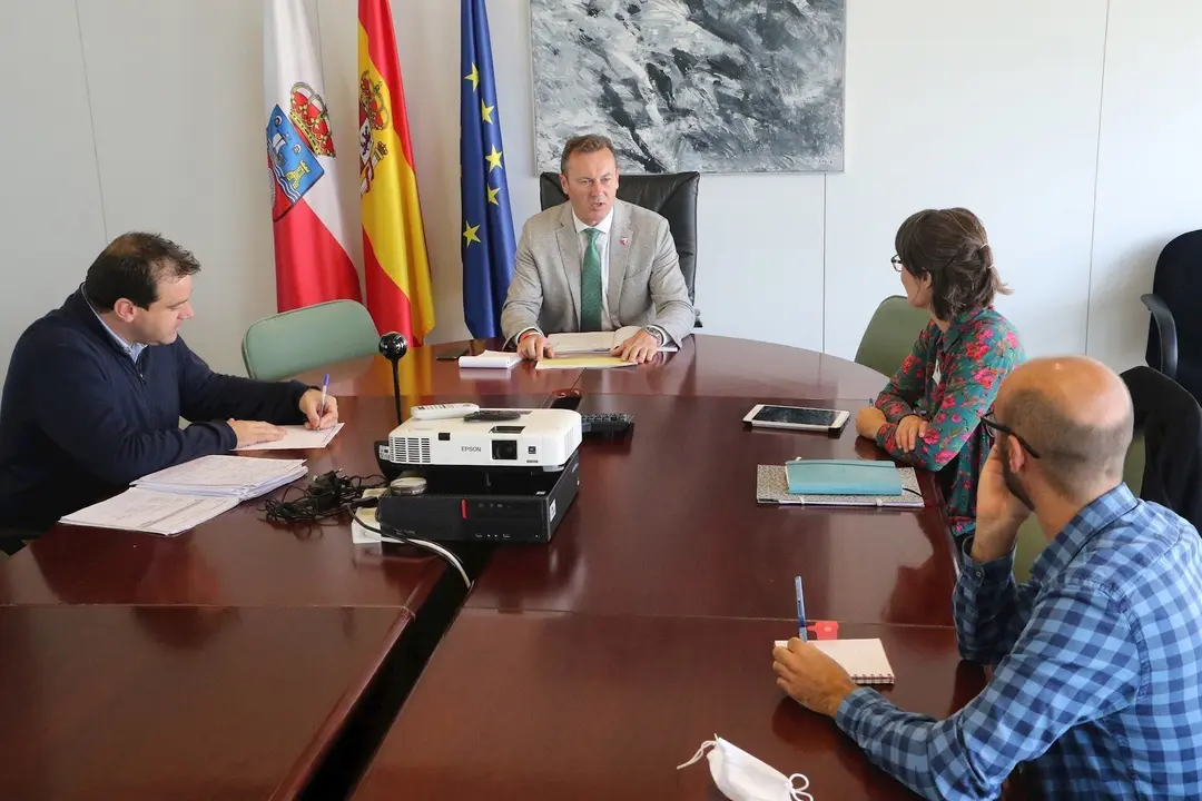 11:00 Horas. Sala De Reuniones De La Consejer&iacute;ael Consejero De Desarrollo Rural, Ganader&iacute;a, Pesca, Alimentaci&oacute;n Y Medio Ambiente, Guillermo Blanco, Se Re&uacute;ne Con Representantes De La Red Cambera4 Jun 20
