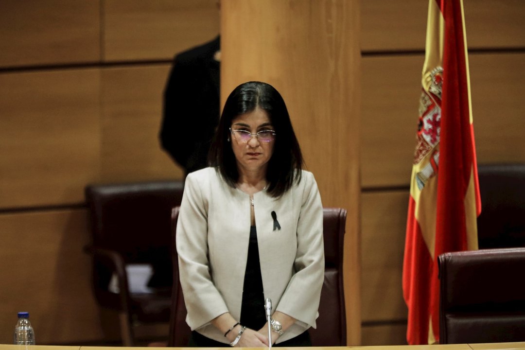 La ministra de Política Territorial y Función Pública, Carolina Darias, guarda un minuto de silencio por las personas fallecidas por la crisis del Covid-19, minutos antes de comenzar su comparecencia en el Senado este jueves.