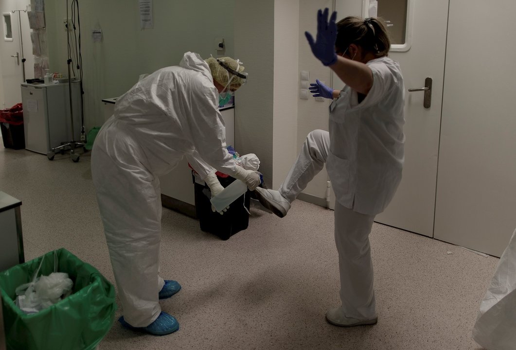 Un trabajador sanitario desinfecta a una compañera en la Unidad de Cuidados Intensivos del Hospital Infanta Sofía en San Sebastián de los Reyes (Madrid). En San Sebastián de los Reyes, Madrid, (España), a 28 de abril de 2020.