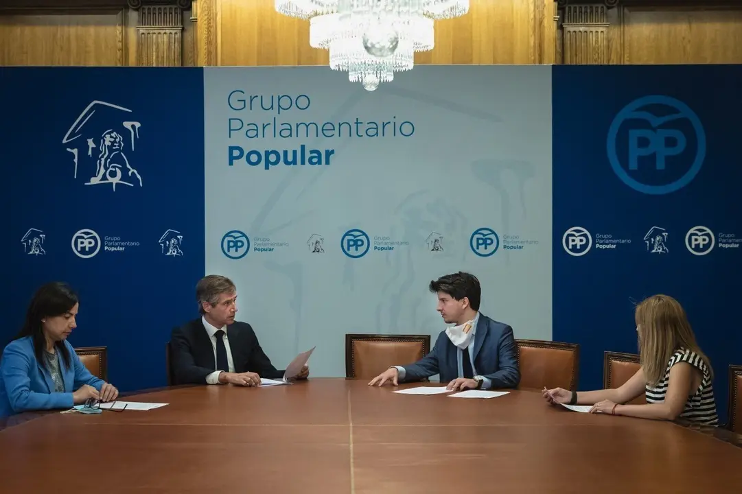 El vicesecretario de Pol&iacute;tica Territorial, Antonio Gonz&aacute;lez Terol, y el presidente de NNGG, Diego Gago, presentan un manifiesto en reconcimiento a la labor de la Guardia Civil. En Madrid, a 4 de junio de 2020.