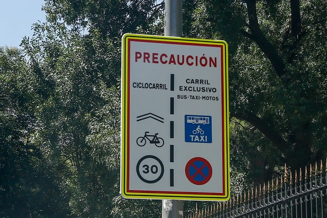 Se&ntilde;al de tr&aacute;fico en la ciudad de Madrid