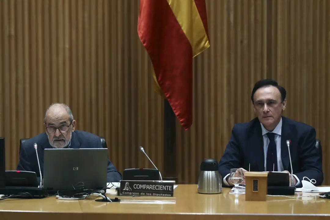 El presidente del Consejo Escolar del Estado, Enrique Roca Cobo (i), y el presidente de la Conferencia de Rectores de las Universidades Espa&ntilde;olas, Jos&eacute; Carlos G&oacute;mez Villamandos, comparecen en la Comisi&oacute;n para la Reconstrucci&oacute;n Social y Econ&oacute;mica en el Con