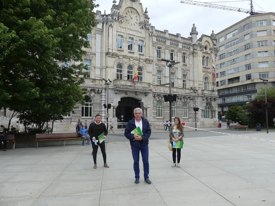 El portavoz del PRC de Santander, Jos&eacute; Mar&iacute;a Fuentes-Pila,  y dos concejales