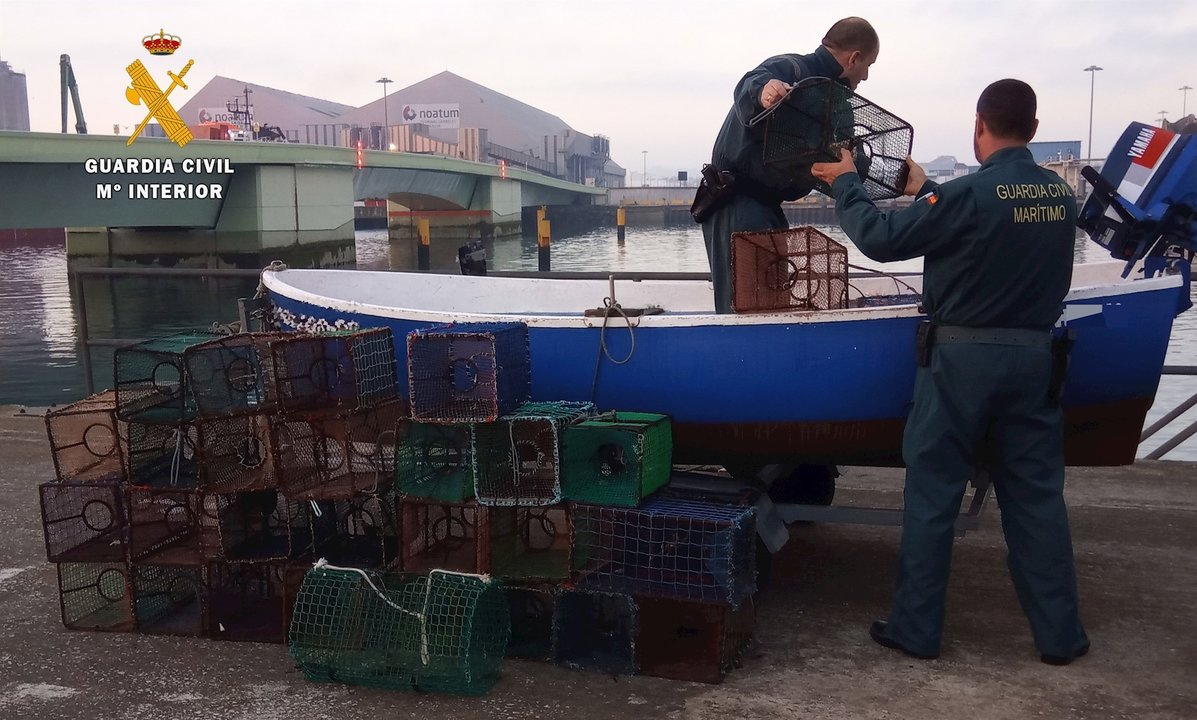 La Guardia Civil investiga a dos personas y ha denunciado a otras cuatro por supuesta pesca ilegal y, a lo largo de diciembre, ha incautado más de 130 kilos de percebe