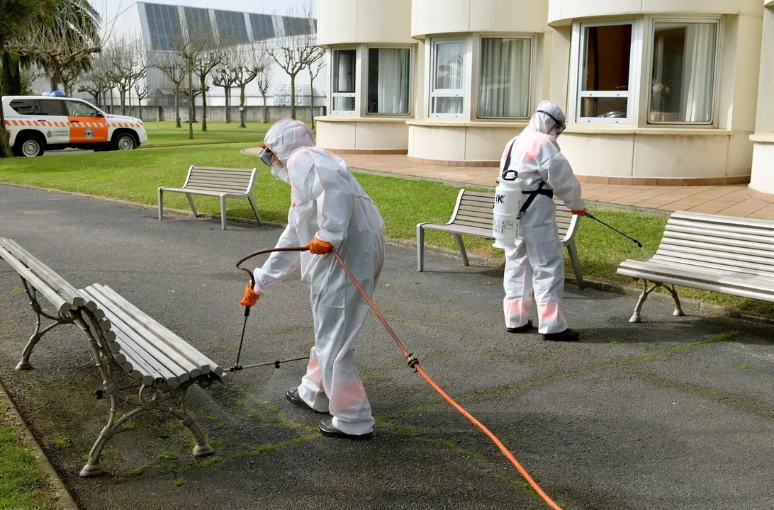 VOLUNTARIOS DE PROTECCI&Oacute;N CIVIL REALIZAN LABORES DE DESINFECCI&Oacute;N EN EL ENTORNO DE LA RESIDENCIA SAN C&Aacute;NDIDO