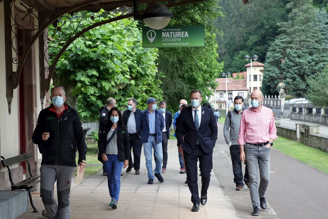 El consejero de Desarrollo Rural, Ganader&iacute;a, Pesca, Alimentaci&oacute;n y Medio Ambiente, Guillermo Blanco, en un itinerario de Naturea Cantabria