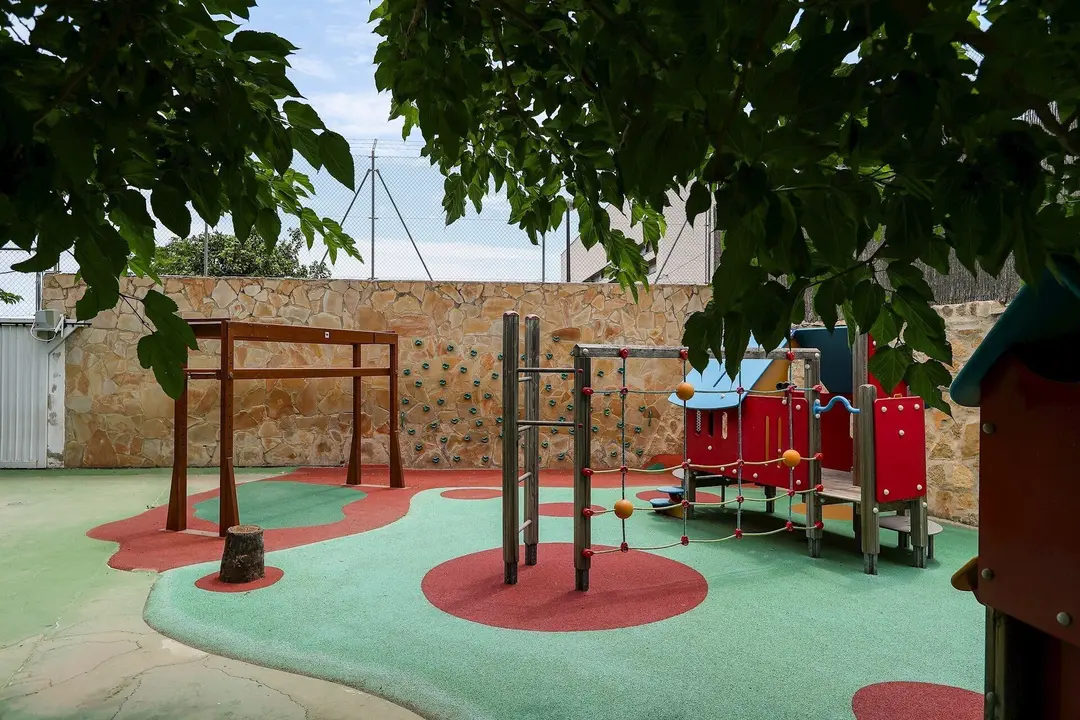 Patio de un colegio de educaci&oacute;n infantil de Valencia, vac&iacute;o por la suspensi&oacute;n de las clases presenciales por el coronavirus.