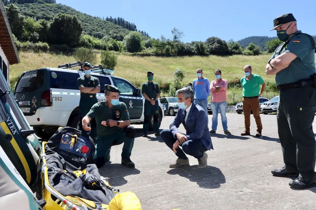 El vicepresidente del Gobierno, Pablo Zuloaga, entrega material al GREIM de Potes