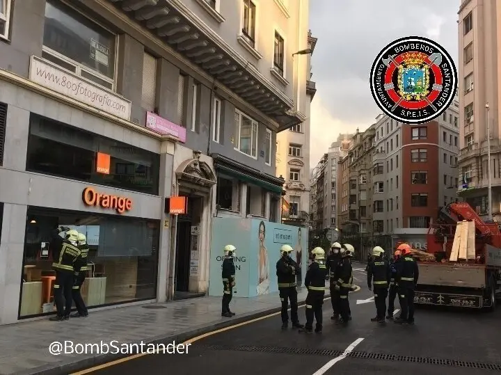 Bomberos junto al edificio desalojado