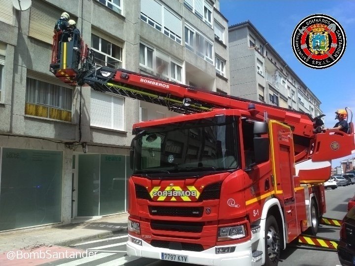 Los bomberos retiran de la fachada cascotes con riesgo de caída