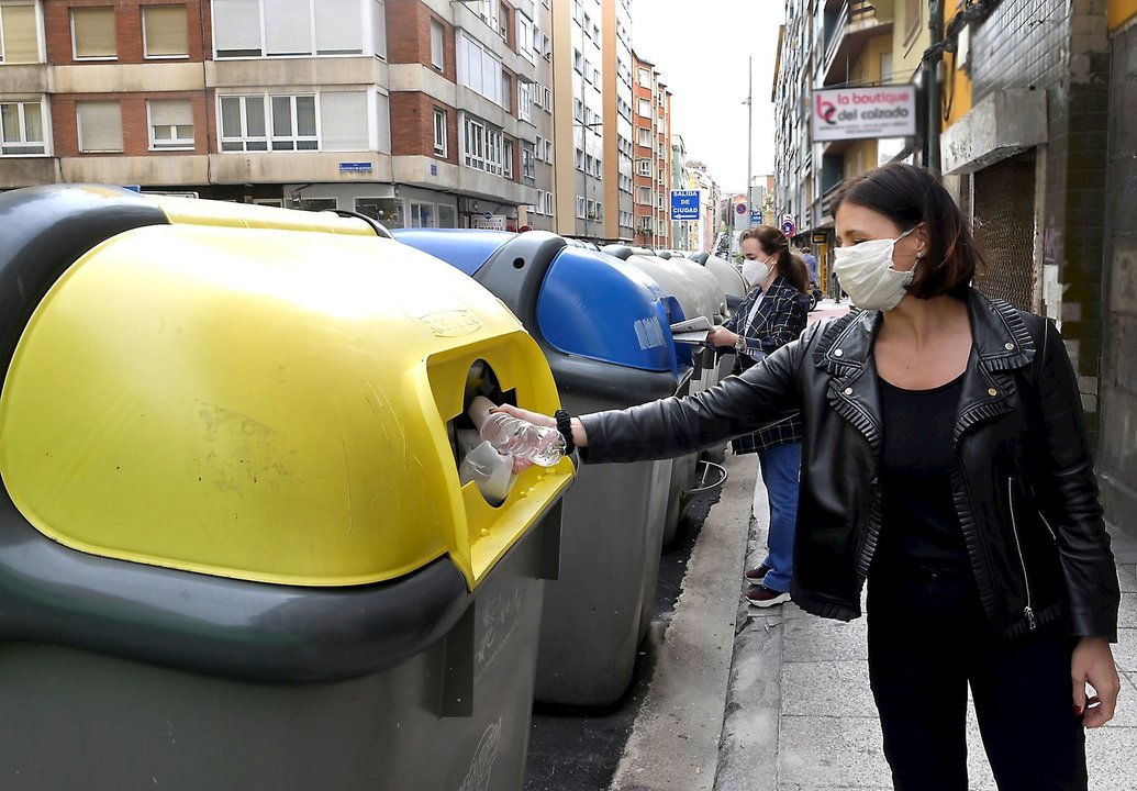 La alcaldesa de Santander, Gema Igual, tira una botella al contenedor amarillo