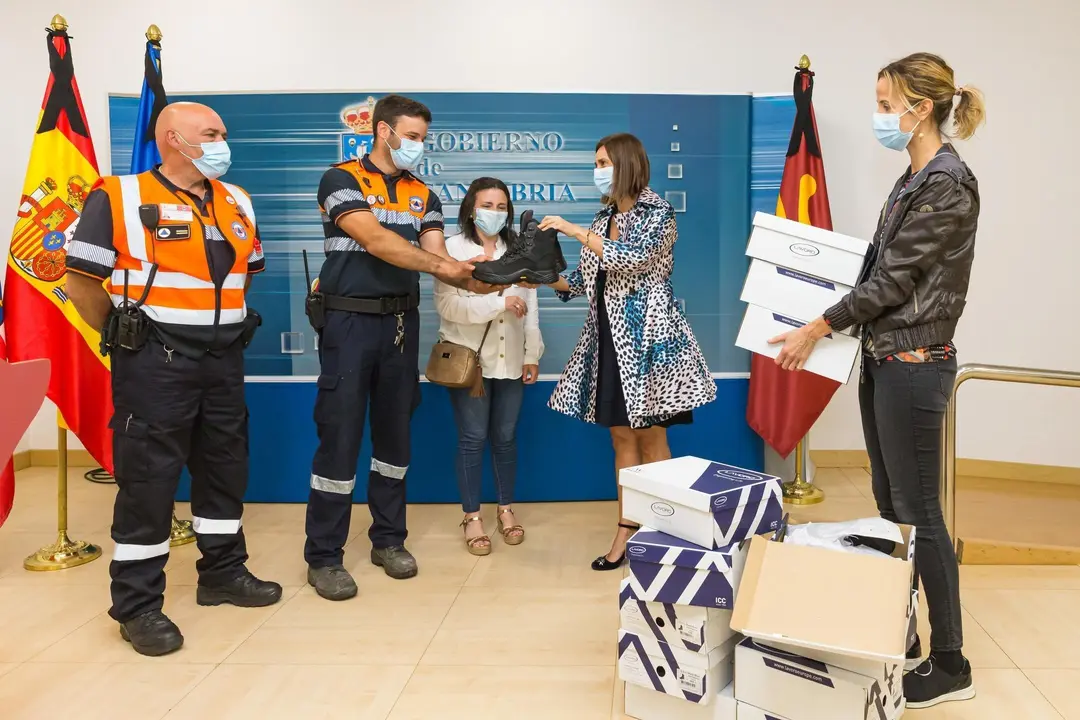 11:00 horas. Sala de Prensa del Gobierno de Cantabria. La consejera de Presidencia, Interior, Justicia y Acci&oacute;n Exterior, Paula Fern&aacute;ndez, recibe a la Agrupaci&oacute;n Municipal de Voluntarios de Protecci&oacute;n Civil de Corvera de Toranzo y a la alcaldesa de este municipio, M&oacute;nica Quevedo, para hacer entrega de nuevo material para la agrupaci&oacute;n. 5 de junio de 2020 &copy; Ra&uacute;l Lucio