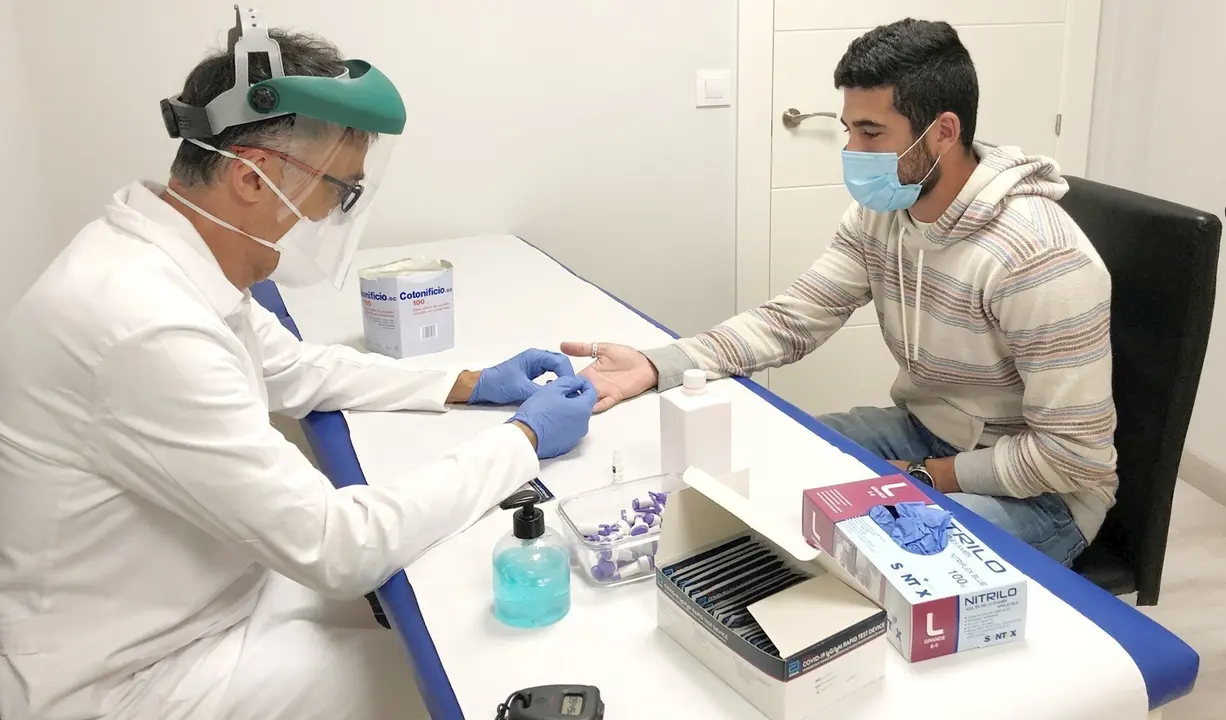 El futbolista Gonzalo Pe&ntilde;a se somete al test de Covid