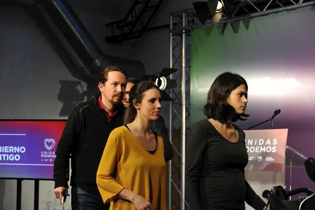 (I-D) El candidato del partido a la Presidencia del Gobierno, Pablo Iglesias;  la n&uacute;mero dos de Unidas Podemos al Congreso por Madrid, Irene Montero y la portavoz de Unidas Podemos en la Asamblea de Madrid, Isa Serra durante la noche electoral del 10N