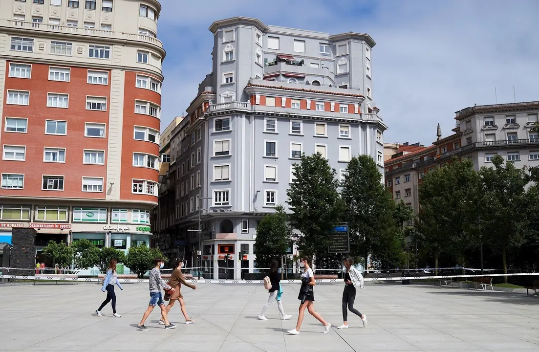 Fachada del edificio n&uacute;mero 13 de la calle Isabel II de Santander desalojado 