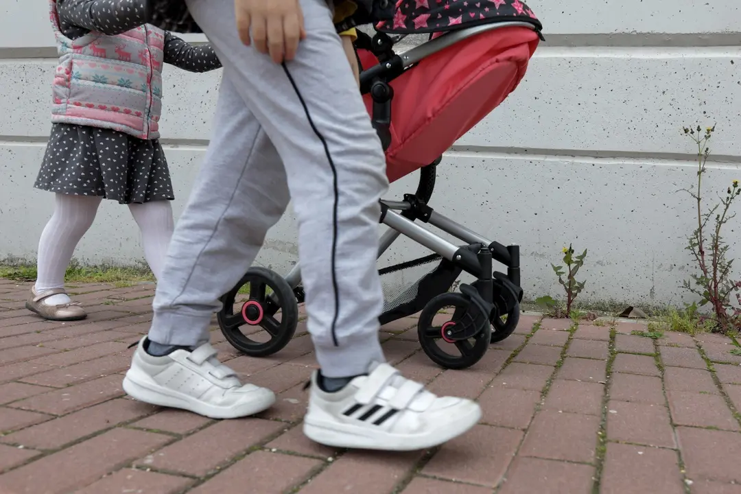Ni&ntilde;os paseando. En Madrid (Espa&ntilde;a) a 27 de abril de 2020.