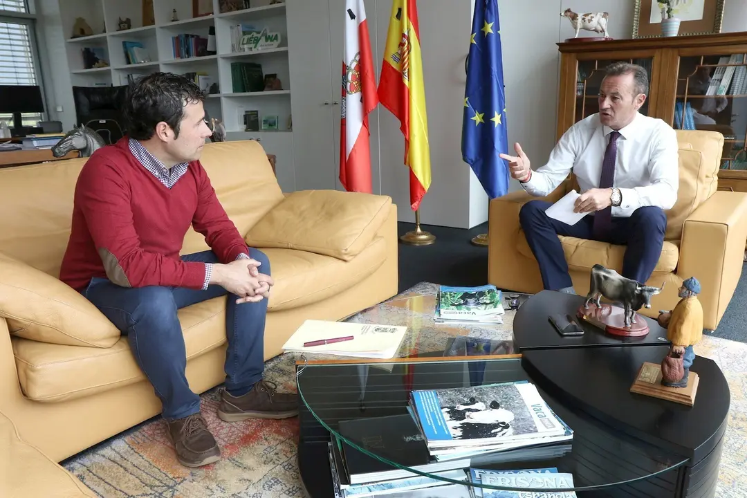 11:00 Horas. Despacho Del Consejero De Desarrollo Rural, Ganader&iacute;a, Pesca, Alimentaci&oacute;n Y Medio Ambiente.El Consejero De Desarrollo Rural, Ganader&iacute;a, Pesca, Alimentaci&oacute;n Y Medio Ambiente, Guillermo Blanco, Recibe Al Alcalde De Valdeprado Del R&iacute;o, Jaime S