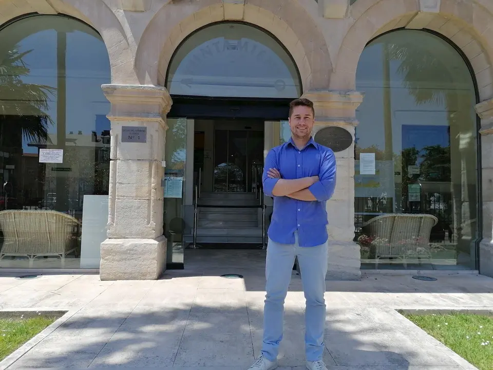 El concejal de Juventud de Suances, Fran Gasc&oacute;n