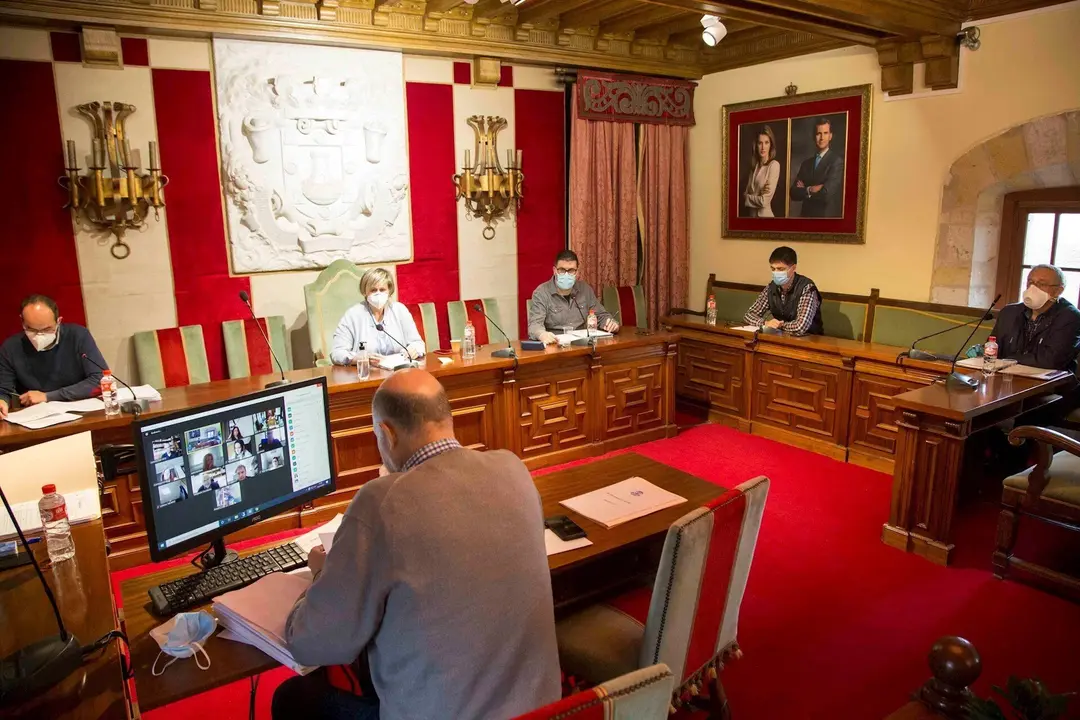Pleno extraordinario del Ayuntamiento de Camargo, con presencia f&iacute;sica de la alcaldesa y los portavoces y participaci&oacute;n del resto de los concejales por videoconferencia