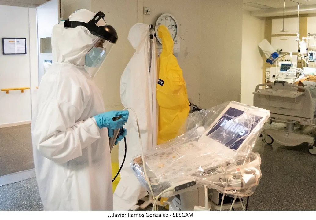 Persona que trabaja en la UCI del hospital de Guadalajara durante la atenci&oacute;n a COVID-19.