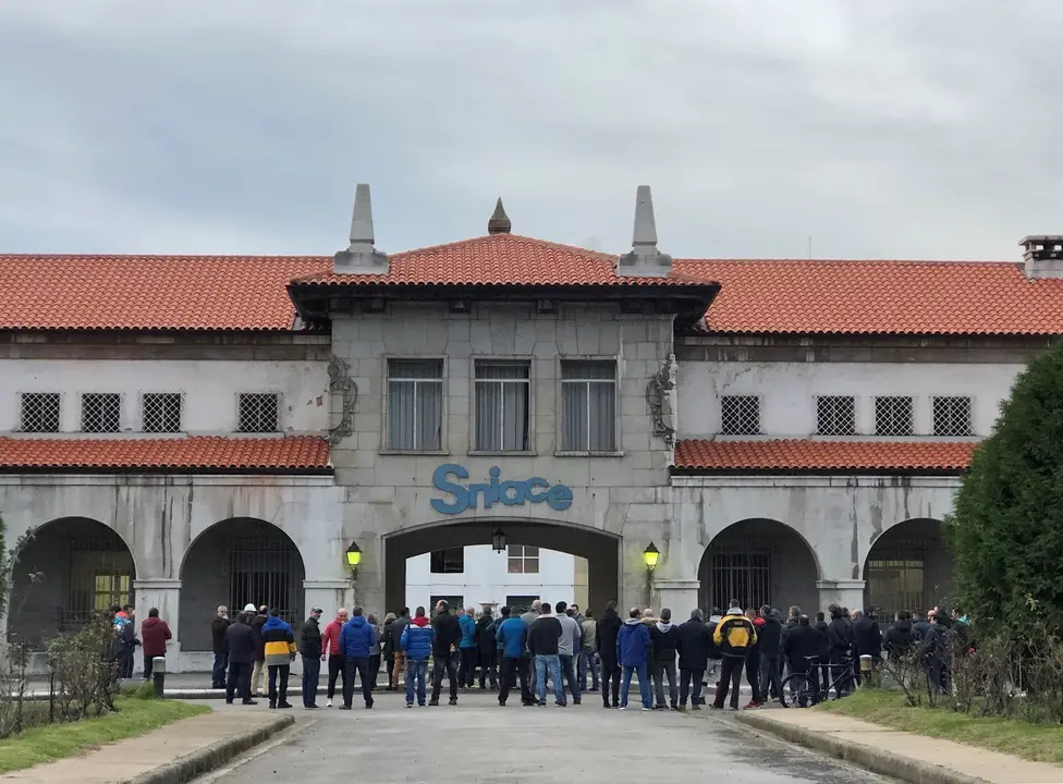 Trabajadores de Sniace se concentran en la f&aacute;brica