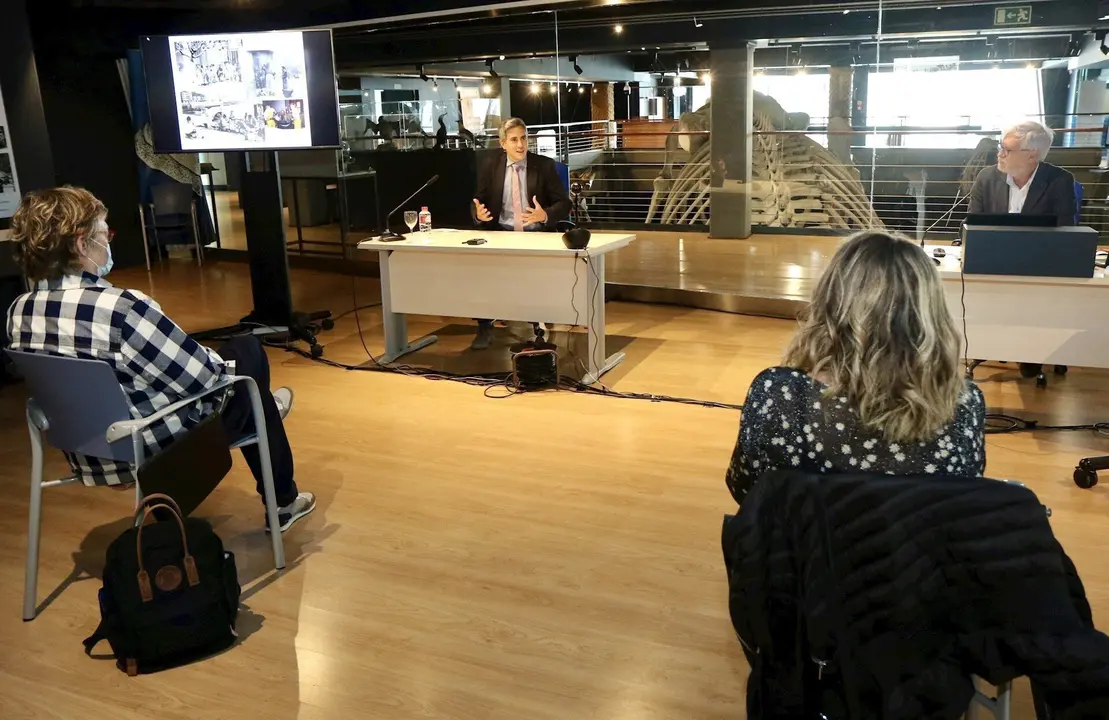 El vicepresidente y el director del MMC durante la charla con motivo del D&iacute;a Mundial de los Oc&eacute;anos 