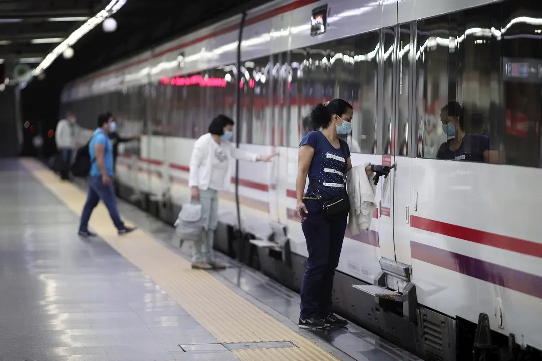 Pasajeros con mascarilla en la estaci&oacute;n de cercan&iacute;as de Nuevos Ministerios durante la desescalada.