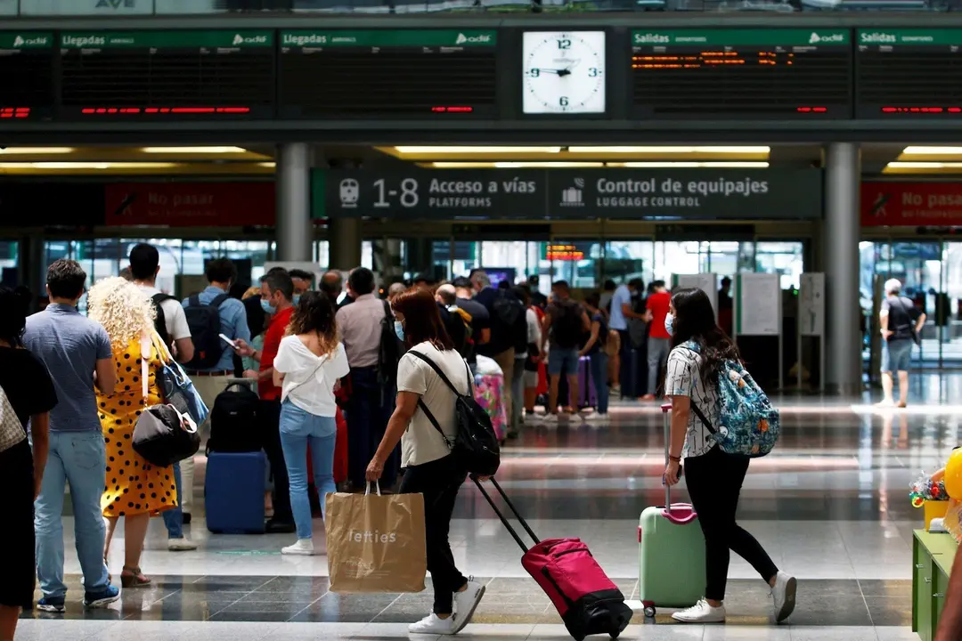 Viajeros suben al AVE en la estaci&oacute;n Mar&iacute;a Zambrano de M&aacute;laga, durante el primer d&iacute;a de la Fase 3. M&aacute;laga a 8 de junio del 2020