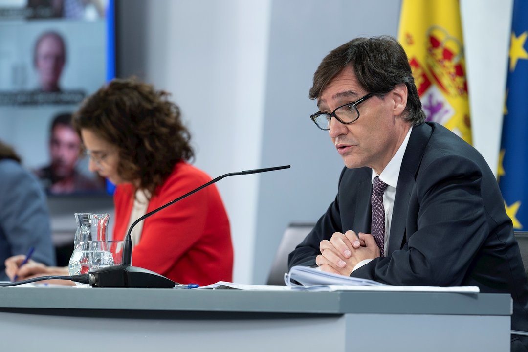 (I-D) La ministra portavoz y de Hacienda, María Jesús Montero; y el ministro de Sanidad, Salvador Illa, comparecen en rueda de prensa posterior al Consejo de Ministros celebrado en Moncloa, en Madrid (España), a 9 de junio de 2020.