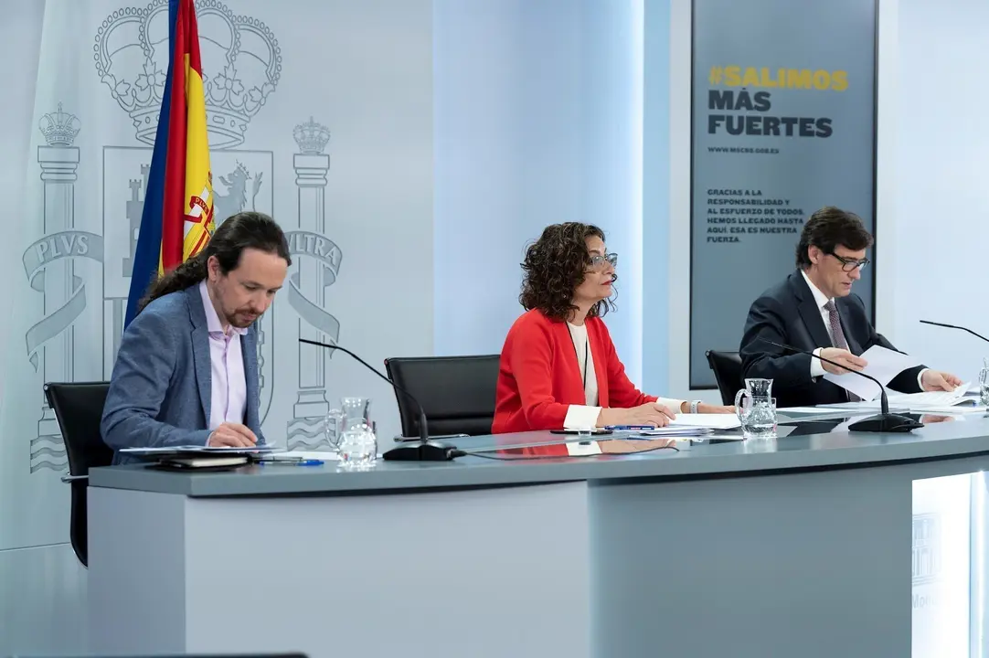 (I-D) El vicepresidente de Derechos Sociales, Pablo Iglesias; la ministra portavoz y de Hacienda, Mar&iacute;a Jes&uacute;s Montero; y el ministro de Sanidad, Salvador Illa, comparecen en rueda de prensa posterior al Consejo de Ministros celebrado en Moncloa, en Madrid